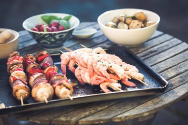 Bahçede barbekü - yaz - karidesler ve sebzeler şişte