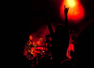 Konserde el kaldıran kalabalık - yaz müzik festivali