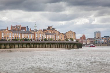 Londra 'nın ana finans bölgesi olan ve HSBC ve City Bank gibi uluslararası bankaları bulunan Canary Wharf' taki Riverside apartmanı ve iş binaları