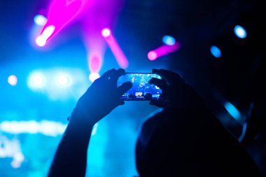 Konserde el kaldıran kalabalık - yaz müzik festivali