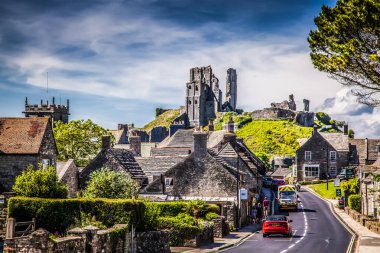 CORFE CASTLE, İngiltere - 1 Haziran 2017: Corfe Köyü ve Corfe Kalesi kalıntıları, Swanage, Dorset, Güney İngiltere