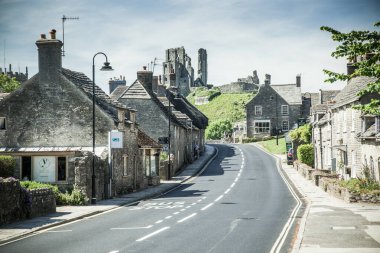 CORFE CASTLE, İngiltere - 1 Haziran 2017: Corfe Köyü ve Corfe Kalesi kalıntıları, Swanage, Dorset, Güney İngiltere
