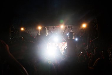 Konserde el kaldıran kalabalık - yaz müzik festivali