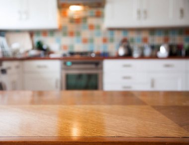 Mutfağın içi, peçetesi ve masası bulanık.