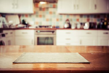 Mutfağın içi, peçetesi ve masası bulanık.