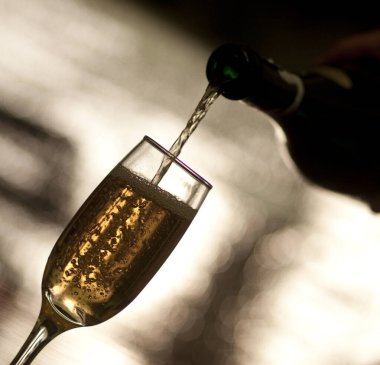 Şampanyayı şişeden doldurup, manzarayı kapatın.