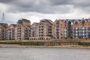Londra 'nın ana finans bölgesi olan ve HSBC ve City Bank gibi uluslararası bankaları bulunan Canary Wharf' taki Riverside apartmanı ve iş binaları