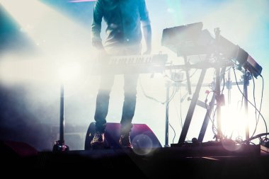 Aydınlatılmış duman arkaplanı üzerinde sahnede karışık disk şakası 