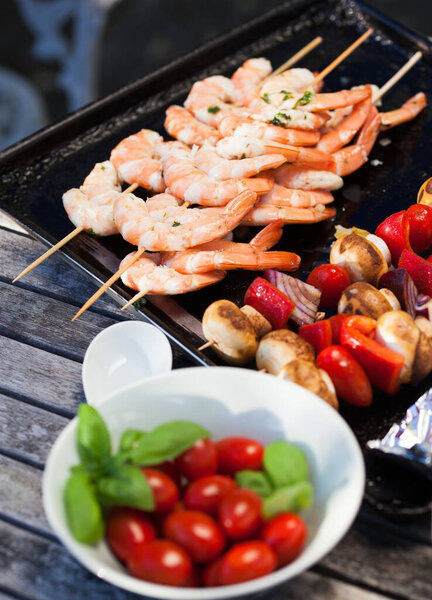 барбекю в саду - летом - креветки и овощи на шампуре