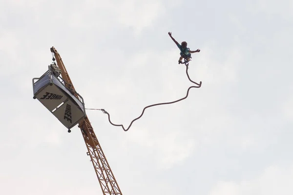 Mann Springt Auf Dem Seil — Stockfoto