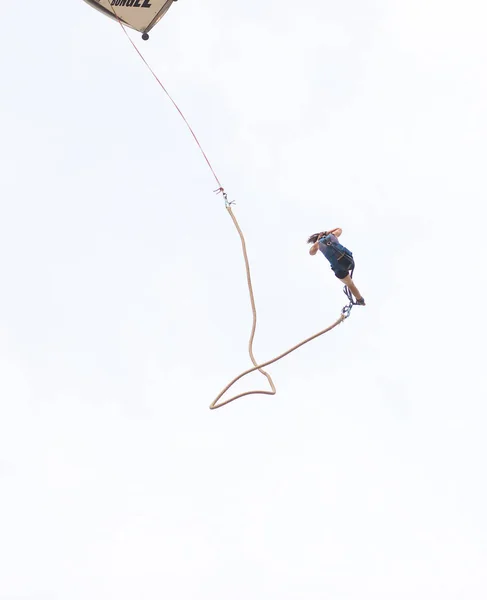 Frau Springt Auf Dem Seil — Stockfoto
