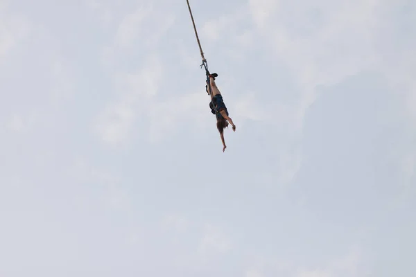 Mężczyzna Skaczący Linie — Zdjęcie stockowe