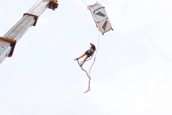 Frau Springt Auf Dem Seil — Stockfoto