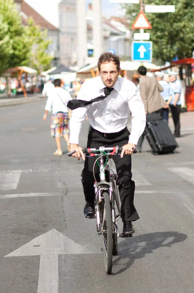 Ung Man Med Cykel Staden — Stockfoto