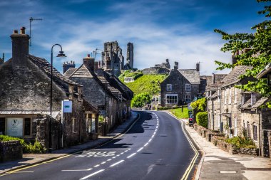 CORFE CASTLE, İngiltere - 1 Haziran 2017: Corfe Köyü ve Corfe Kalesi kalıntıları, Swanage, Dorset, Güney İngiltere