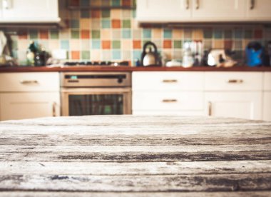 Mutfağın içi, peçetesi ve masası bulanık.