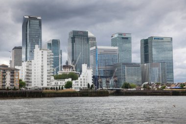 LONDON, İngiltere - Mayıs 2016: Londra Köprüsü Parça Parçası ve Thames Nehri ile Güney Londra manzarası