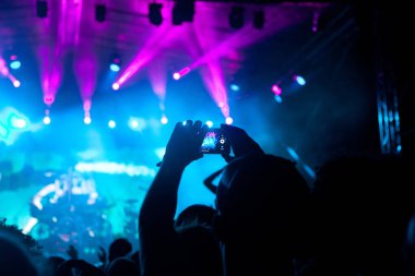 Konserde el kaldıran kalabalık - yaz müzik festivali