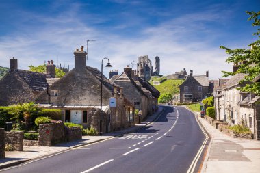 CORFE CASTLE, İngiltere - 1 Haziran 2017: Corfe Köyü ve Corfe Kalesi kalıntıları, Swanage, Dorset, Güney İngiltere