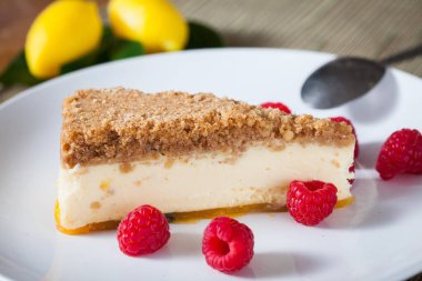 Ahududulu peynirli kekin yakın çekimi.