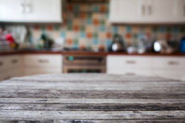 Mutfağın içi, peçetesi ve masası bulanık.