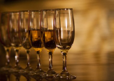 Şampanya kadehlerinin yakın görüntüsü