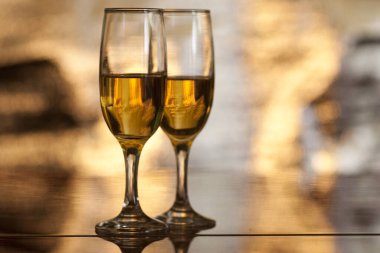 Bulanık arkaplanda şampanya olan bardakların görüntüsünü kapat.