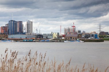 LONDON, İngiltere - 20 Mayıs Kuzey Greenwich 'teki Riverside apartmanı ve iş binaları