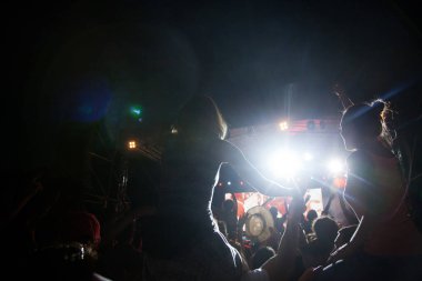 Konserde el kaldıran kalabalık - yaz müzik festivali