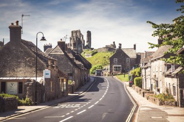 CORFE CASTLE, İngiltere - 1 Haziran 2017: Corfe Köyü ve Corfe Kalesi kalıntıları, Swanage, Dorset, Güney İngiltere