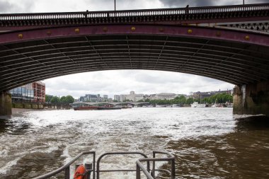 LONDON, İngiltere - Mayıs 2016: Londra Köprüsü Parça Parçası ve Thames Nehri ile Güney Londra manzarası