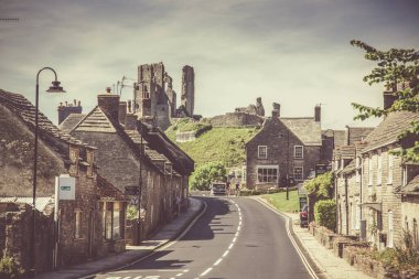 CORFE CASTLE, İngiltere - 1 Haziran 2017: Corfe Köyü ve Corfe Kalesi kalıntıları, Swanage, Dorset, Güney İngiltere