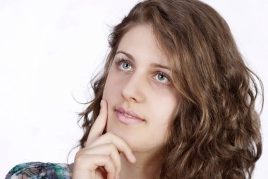 Güzel makyajlı genç bir kadın beyaz arka planda izole edilmiş.