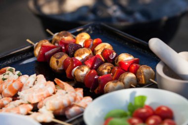 Bahçede barbekü - yaz - karidesler ve sebzeler şişte