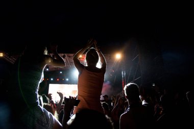 Konserde el kaldıran kalabalık - yaz müzik festivali