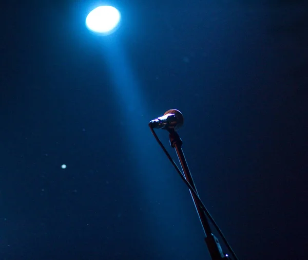 舞台灯光下的麦克风 — 图库照片