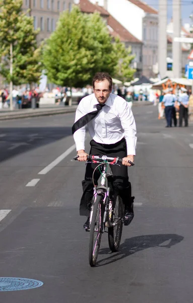 Şehirde Bisikleti Olan Genç Adam — Stok fotoğraf