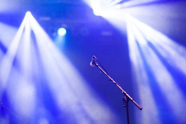 Sahne ışıklarında mikrofon