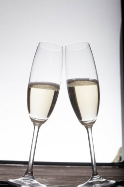 Hafif arka planda şampanya bardakları 