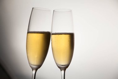 Hafif arka planda şampanya bardakları 
