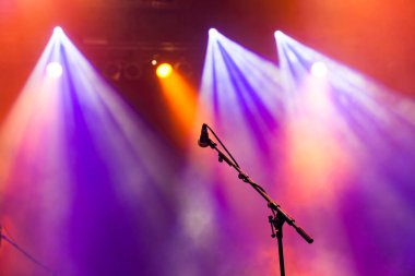 Sahne ışıklarında mikrofon