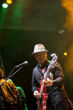 Sahnede müzisyenler