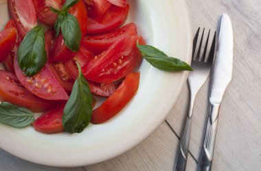 Taze domates salatası fesleğen ile