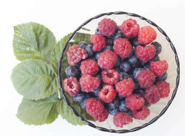 Orman meyveleri - Beyaz arka planda ahududu ve yaban mersini