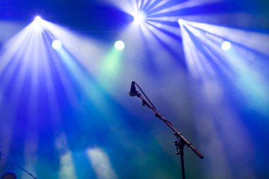 Sahne ışıklarında mikrofon