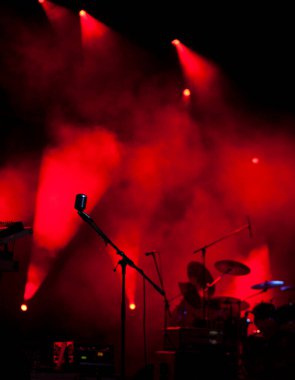 Sahne ışıklarında mikrofon