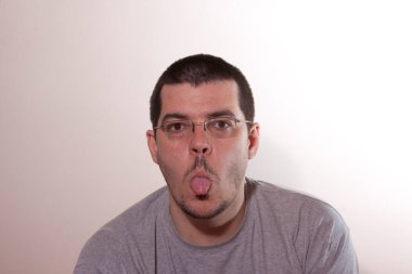 Beyaz arka planda sakallı bir adamın portresi.