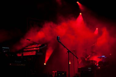 Sahne ışıklarında mikrofon