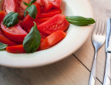 Taze domates salatası fesleğen ile