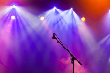 Sahne ışıklarında mikrofon